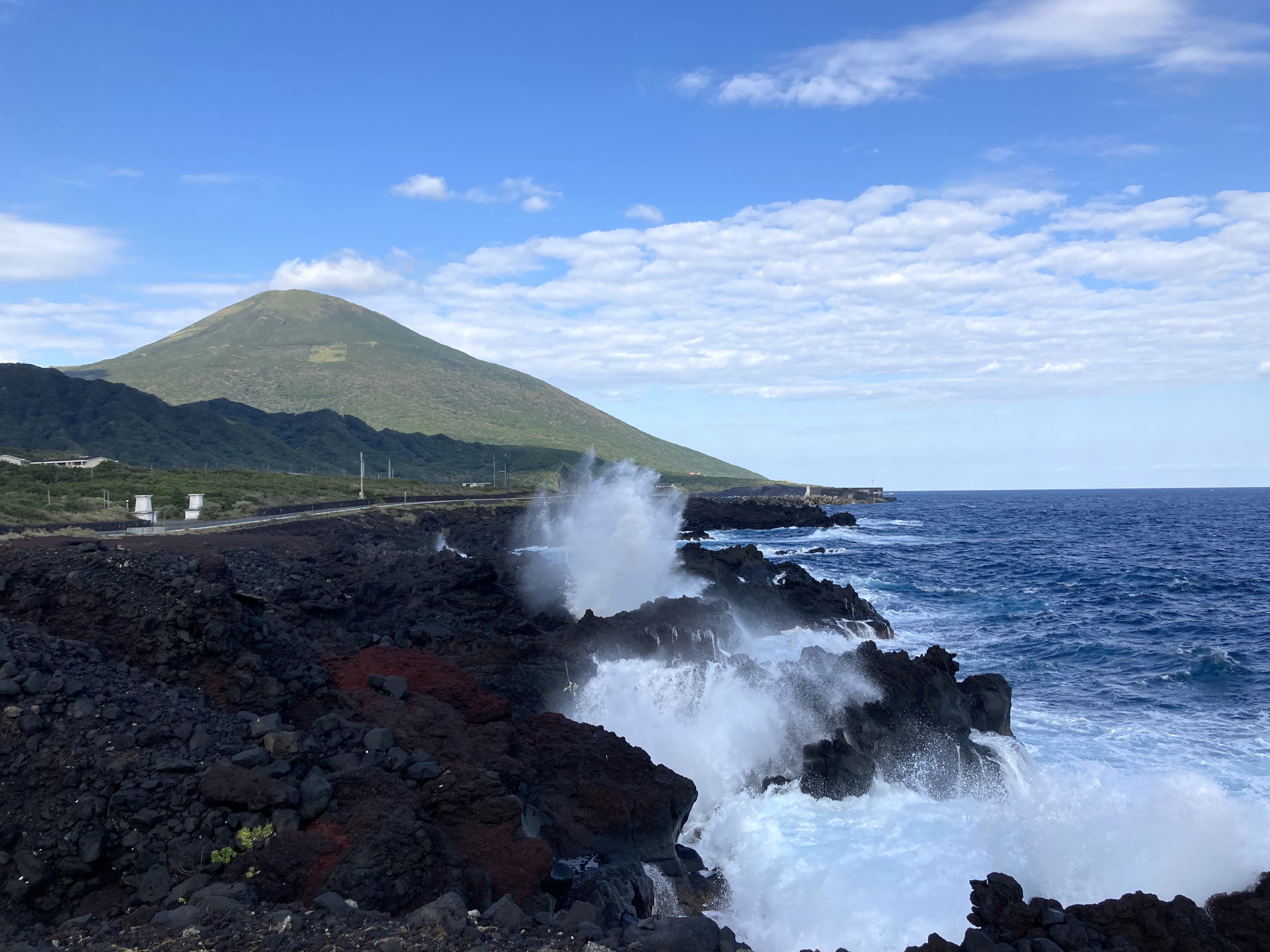 八丈島への行き方、島内のまわり方：東京都の離島である八丈島へのアクセスは、空の航路または海の航路のいずれか。羽田空港からは八丈島空港までは約55分、ANA定期便が1日3往復しています。また竹芝桟橋からは東海汽船の橘丸が1日1往復運行。東京から八丈島間は片道10時間20分かかりますが、行きは夜便なので朝起きたら八丈島に到着しています。