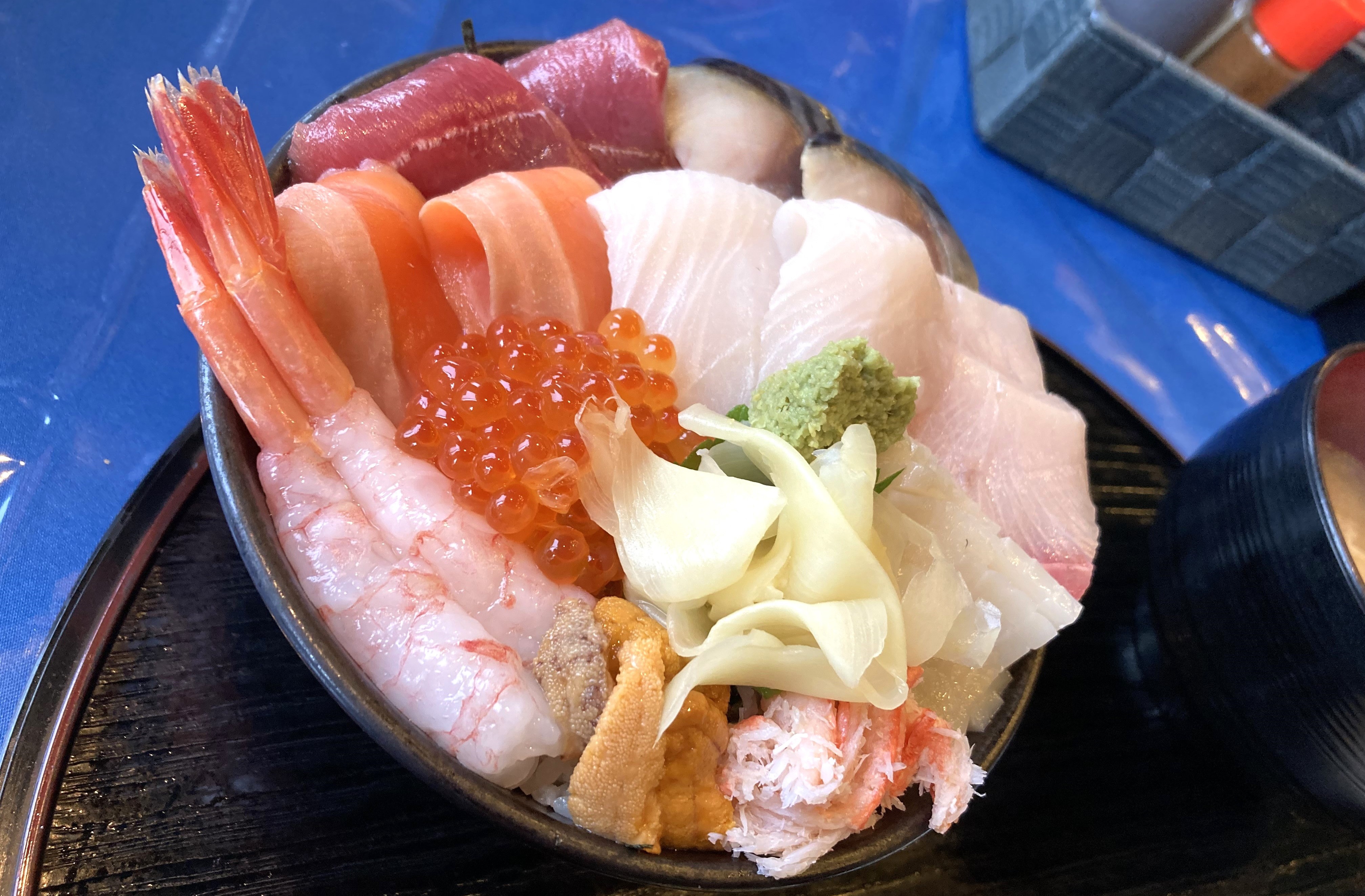 旨い魚が食べられるお店としてご好評をいただいている「くしろ港町 釧ちゃん食堂(せんちゃんしょくどう)」。美味しさの秘密はなんと言っても、仲買人なので毎日市場から新鮮な魚介類を仕入れることが出来るから。ここに来たなら外せない大人気の海鮮丼はその鮮度、ボリュームともに言うにことなし!!人気急上昇中の大鵬イワシのフライ定食や各種焼き魚定食、カレーライスやラーメンなどバラエティーに富んだメニューが一杯!!旨い魚はもちろん、中華系のメニューも見逃せない釧ちゃん食堂(せんちゃんしょくどう)に、ぜひお越しください！全天候型のバーベキューコーナー、それが「海鮮バーベキュー 大漁丸」です。釧之助(せんのすけ)の強みである新鮮な魚介類はいけすに入れて鮮度を保っているので活きの良さは折り紙付き!!また、釧之助(せんのすけ)名物の一夜干しなどのお魚やバーベキューには欠かせないお肉や野菜などの食材も豊富にご用意しております。豪快に炙って食べるバーベキューは素材の美味しさをダイレクトに感じらる食べ方。大漁丸では遠赤外線ガスロースターを採用しているので、炭火の強弱を気にする事なく思う存分バーベキューがお愉しみいただけます。