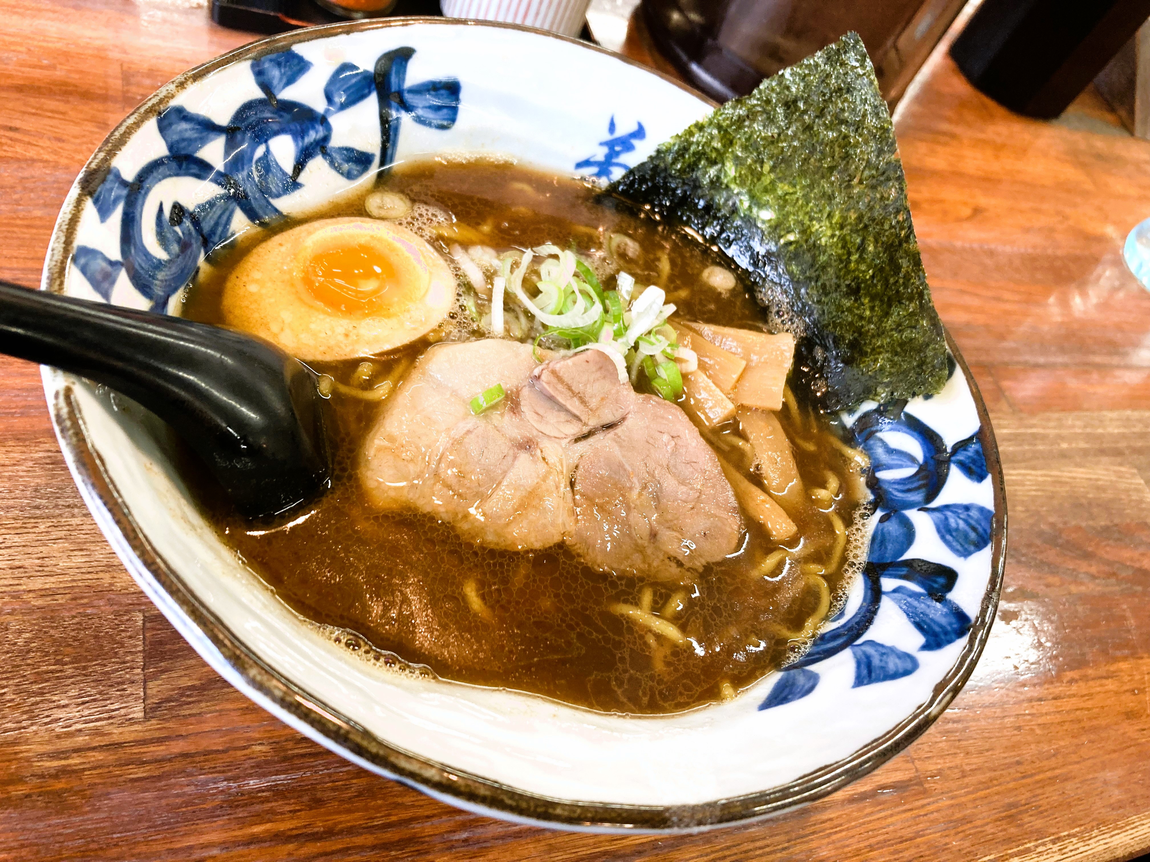 弟子屈ラーメンについて：弟子屈ラーメンは、北海道らしい本物の美味しさを追求し、弟子屈町総本店のセントラルキッチンで「3味のタレ」を仕込んでいます。山海の良質な素材と摩周湖の伏流水で仕込んだものが、店舗に送られます。伝承仕込みのスープには札幌近郊の養豚農家から健康に飼育された「ゲンコツ」と呼ばれる部分だけを使い24時間煮込んで仕上げています。麺：当店は北海道内・道外店舗も含め北海道産小麦を100％使った弟子屈ラーメン専用粉でつくられた麺を使用しています。弟子屈ラーメンの「特製細麺（弟子屈醤油・むかし醤油）」は東北海道に多く使われる麺の特徴を再現するために、北海道のラーメン専門店の多くが選ぶ「さがみ屋製麺」さんに特注しています。「札幌中太麺（魚介しぼり醤油・味噌）」はスープがよく絡む札幌タイプの黄色いちぢれ麺。プルっとした食感が特徴です。豚骨・豚肉・鶏ガラ：ラーメンスープの基本となるトンコツとチャーシューの肉も厳選スープの味を決めるトンコツは、生産者が明確で健康な豚を安定して供給してくれる会社を選んでいます。醤油・味噌：トモエの日高昆布しょうゆ、トモエの田舎みそでおなじみ。創業120年を超える北海道を代表する蔵元です。行者にんにく：雪融け後に採れる山菜の王者「行者にんにく」を約200キロ全道各地から集めます。鮭とば・鮭ほぐし身：弟子屈ラーメンが地産地消に取り組んだ「鮭冬葉（とば）塩ラーメン」。寒風で干された鮭の冬葉をスープに使用しています。焼きほぐし身は、網元でもある水産加工会社「株式会社マルデン」の銀毛鮭の焼きほぐし身を使用しています。｢とばの香り｣と ｢鮭のほぐし身｣が独特の地産地消を貫いた塩ラーメンです。