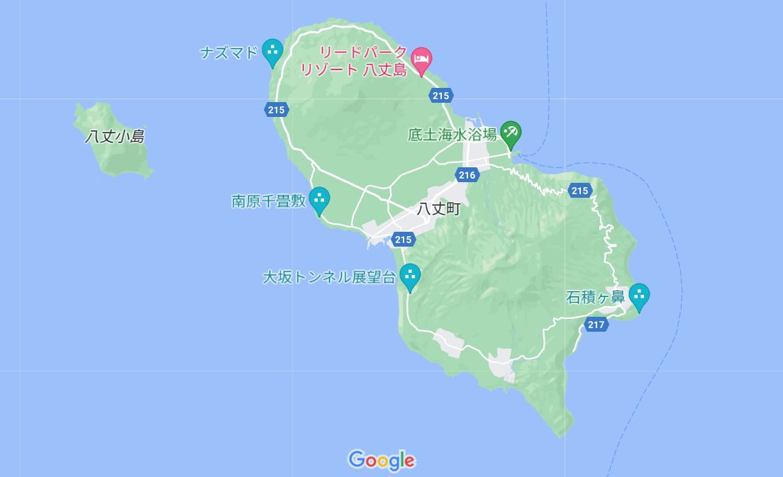 大賀郷エリア:「永郷展望」「八丈富士ふれあい牧場」「八丈空港道路・一周道路沿いビロウヤシの並木通り」「南原千畳岩海岸」「八丈植物公園」「大坂トンネルの展望 」など立寄りスポットが多く点在しています。また、「陣屋跡(大里の玉石垣)」、「宇喜多秀家の墓」及び「住居跡」「秀家と豪姫の碑」など歴史スポットも多く、記念撮影ポイントとしてもお薦めです。春先に開催の八丈島フリージアまつり「八形山会場」、人工芝の野球スタジアムと天然芝のサッカー場「南原スポーツ公園」、お水取りの方が多く訪れる「薬師堂」も大賀郷にあります。特産品は、「くさや」の加工所と「八丈焼酎」の蔵元、「明日葉」の加工工場や、「ジャージー牛乳製品」の工場があり、いずれも見学希望の場合は事前にご予約を。「土産物店」や、「八丈島歴史民俗資料館」、「八丈ビジターセンター(植物公園内)」などは、雨の日にもお薦めのお立ち寄りスポットです。三方が囲われた「旧八重根」、隣の「ヤケンヶ浜」は、岩場の多い八丈島の海でも比較的海水浴に適していますが、マリンシューズの持参をお薦めしています。「横間海岸」には屋根付きのバーベキュー広場があり、ご利用希望の方は事前に八丈島観光協会(04996-2-1377)までご予約が必要です。「大潟浦園地バーベキュー場」は、東京都八丈支庁土木課(04996-2-1114)まで事前のご予約が必要です。ここからの夕日や芝生に寝そべっての星空観賞もお薦めです。「八丈プラザ公園」は、宿泊のできるキャンプ場で、八丈町建設課建設係(04996-2-1124)まで事前のご予約が必要です。大里地区にある陣屋跡の玉石垣は、玉石垣の六方積みという手法で規則正しく積み上げられています。この玉石垣の坂を上った先に「ふるさと村」があり、昔の島の暮らしが偲ばれる場所になっています。八丈島歴史民俗資料館から、この大里の玉石垣まで一帯が歴史を感じる散策スポットになっています。三根(Mitsune)エリア:島内唯一の人工砂浜の「底土(Sokodo)海水浴場」や、東京諸島最高峰の「八丈富士」、毎年6月から7月にかけて見頃を迎える「ホタル水路」、新東京百景の「登龍(Noboryo)峠展望台」、スポーツ合宿の聖地「長友ロード」などがあります。 特産品は、「くさや」の加工所や「八丈焼酎」の蔵元があり、いずれも見学希望の場合は事前にご予約を。 「土産物店」や、「黄八丈の機織り体験」、「八丈島の郷土資料館」などは、雨の日にもお薦めのお立ち寄りスポットです。 「底土(Sokodo)野営場」は宿泊のできるキャンプ場で、テント泊やバーベキューをご利用希望の方は事前に八丈島観光協会まで必ず届出を行ってください。 底土(Sokodo)港の船客待合所内には土産物店がありませんので、船で離島される方は事前にお土産物等のお買い求めをお忘れなく。底土(Sokodo)港から車で約15分、八丈一周道路(登龍”Noboryo”道路)の最高地点に位置する「登龍(Noboryo)峠展望台」は、島内で唯一「新東京百景」に選ばれている絶景ポイントです。ここからの眺めは、八丈富士と八丈小島を一望でき、八丈富士ふれあい牧場展望台や大坂トンネル展望台と並び、記念撮影のポイントとしてもお薦めです。また、底土(Sokodo)港での船の発着や、1日3便の飛行機の離着陸も見られます。三根(Mitsune)側、末吉側それぞれの登龍(Noboryo)道路途中に龍の壁面オブジェがあります。樫立エリア:坂上地区に来るとお店が少なくなりますが、個性的なお店や郷土芸能公演などの施設、半露天が人気の樫立温泉「ふれあいの湯」があります。 山中には三原山の唐滝が、海辺には乙千代ヶ浜海水浴場があり、子供たちが楽しめる夏季限定オープンの海水プールもあります。 1番ホールが名物谷越えのショートゴルフ場は、海を見ながら気軽にゴルフが楽しめます。 特産品は、「八丈焼酎」の蔵元があり、見学希望の場合は事前にご予約を。 「服部屋敷跡」での樫立踊りと八丈太鼓公演(04996-7-0231)は、午前10時から1回上演です。通年営業ですが、休演することもありますので事前にご確認ください。公演時間以外にも、歴史展示物や喫茶コーナーと売店営業が行われています。 急坂を下った先にある「乙千代ヶ浜海水浴場」は、三方を囲われた海水タイドプールがあり、大人だけでなく子供一緒に海水浴を楽しめます。子供たち向けに夏季限定で海水プールもオープンします。 「乙千代ヶ浜」には屋根付きのバーベキュー広場があり、ご利用希望の方は事前に八丈島観光協会までご予約が必要です。三原山の麓には島内最大級の落差36mの唐滝が聳えています。唐滝の手前にある硫黄沼は、青や緑に映る水面が美しく記念撮影にお薦めです。駐車場に車を停めてから片道約1時間のトレッキングコースは、山道を進み、途中で小川を渡ったり、縄はしごの小さなダムを越えたりと、アスレチックなコースとなっています。辿り着いた唐滝で虹を見られると縁起が良いとされています。中之郷エリア:坂上地区 樫立の隣の中之郷には、男女混浴(要水着)の露天温泉「裏見ヶ滝温泉」、スパ「ザ・BOON」、中之郷温泉「やすらぎの湯」、「足湯きらめき」の4温泉施設があります。 裏見ヶ滝温泉のすぐ近くには、「裏見ヶ滝」があり、15分程度の散策コースとして人気があります。雨が降った後の水量には、思わず目を見張るものがあります。 八丈島の成り立ちや地熱の仕組みを紹介している「八丈島地熱館」、休憩コーナーも備えた温室の観葉植物と農作物直販所の「えこ・あぐりまーと」、大人数の見学も可能な「黄八丈めゆ工房」、太古の地球を彷彿とさせる「ヘゴの森」原生林ウォーク(要予約、有料)も楽しめるエリアです。 特産品は、「黄八丈」の染め織りの工房があり、見学希望の場合は事前にご予約を。 急坂を下った先にある「藍ヶ江」は、きれいな透明度の高い藍色の海の色をしており、夏季は港の湾内で海水浴を楽しめます。 冬季は「足湯」に浸かりながら、運が良ければクジラのジャンプが見られるかもしれません。「ヘゴの森」遊歩道は、天然記念物のヘゴシダの群生やジュラの森ゾーンでは恐竜時代に迷い込んだような景観が広がる、うっそうとした森の中に作られたハイキングコースです。私有地につき、場所は現地についてからのご案内となります。また、必ず事前に認定ガイド(有料)の予約が必要です。